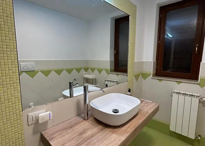 Apartment New With Courtyard Rom