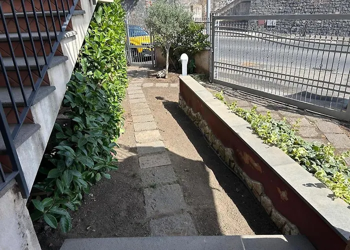New With Courtyard Apartment Rom